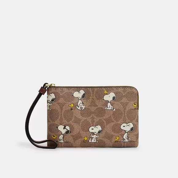 NWT！Coach X Peanuts Corner Zip Wristlet In Signature With Snoopy Print（CBS82）